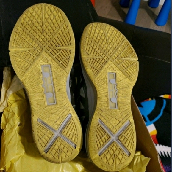 LeBron 10 size 10.5 yellow diamond/canary - Picture 3 of 7